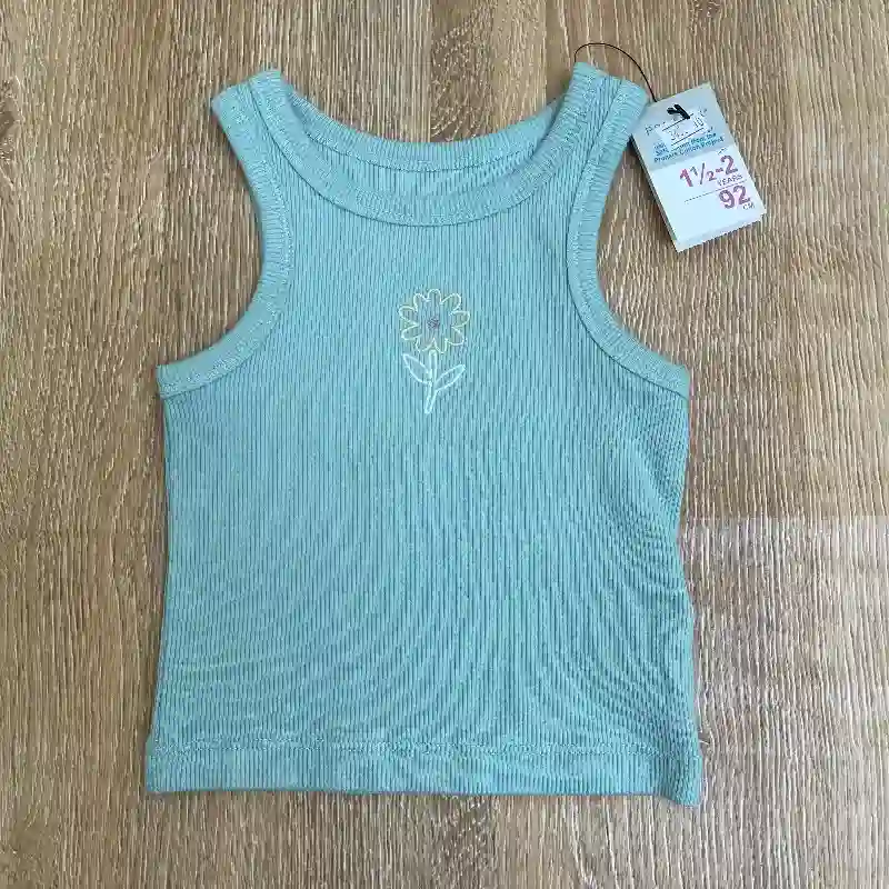 Camiseta de color verde con flor 