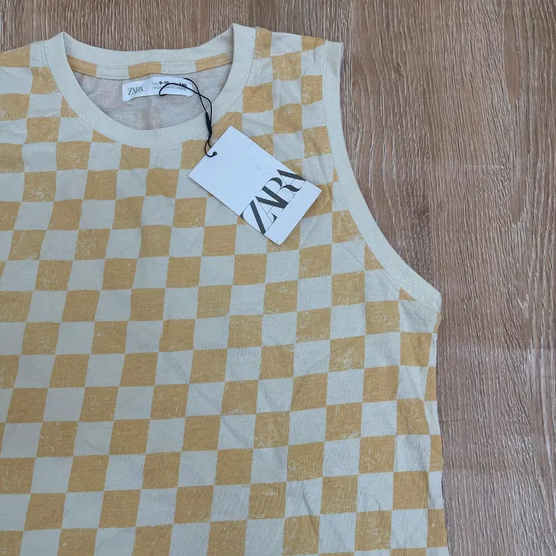 Camiseta de cuadros amarillos y blancos