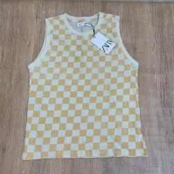 Camiseta de cuadros amarillos y blancos