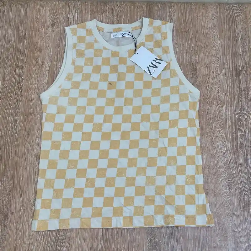 Camiseta de cuadros amarillos y blancos