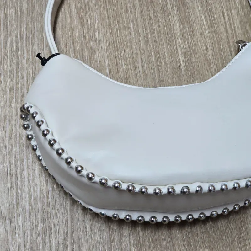 Cartera color beich con Detalles en plateado