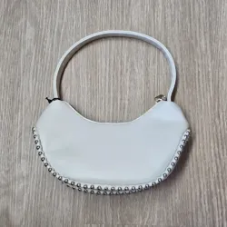 Cartera color beich con Detalles en plateado