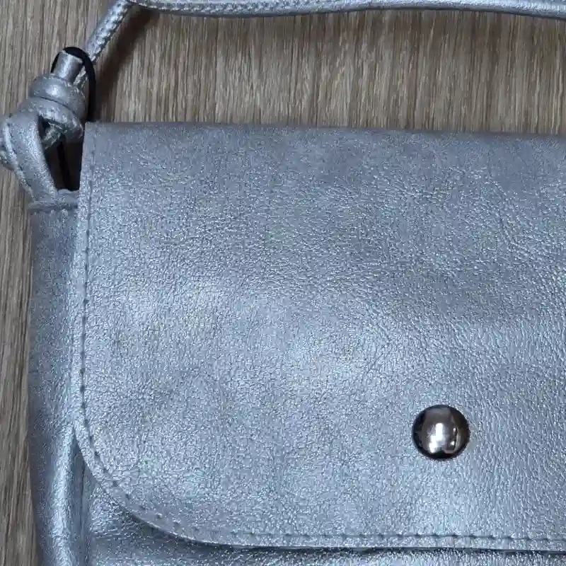 Cartera color plateada