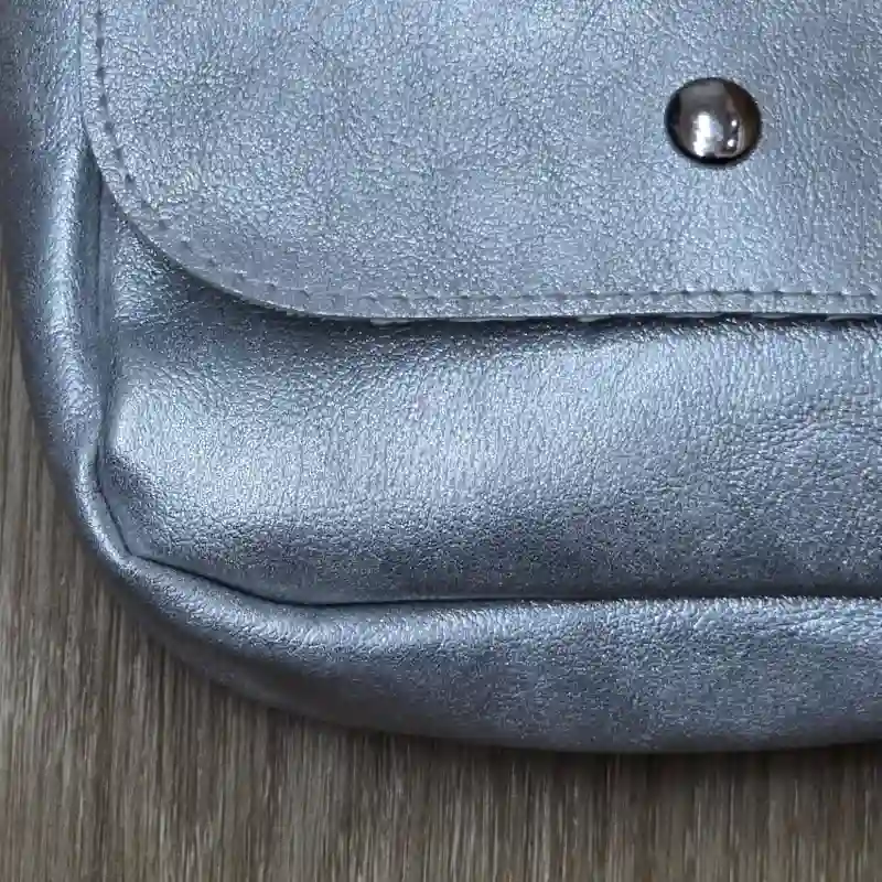 Cartera color plateada