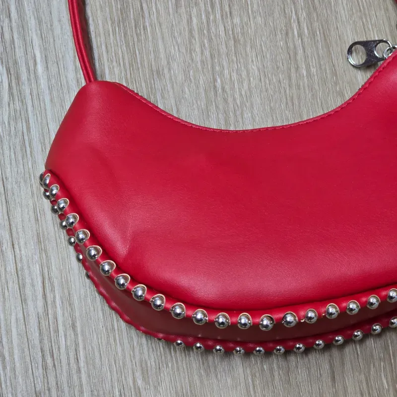 Cartera color roja con detalles debajo plateados
