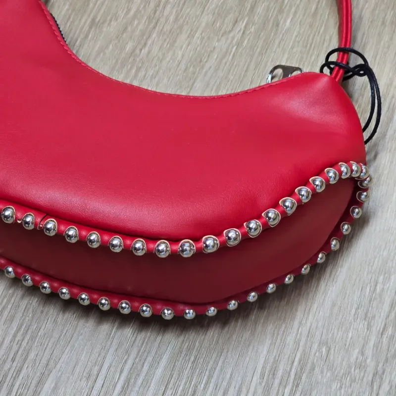 Cartera color roja con detalles debajo plateados