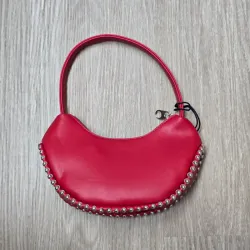 Cartera color roja con detalles debajo plateados