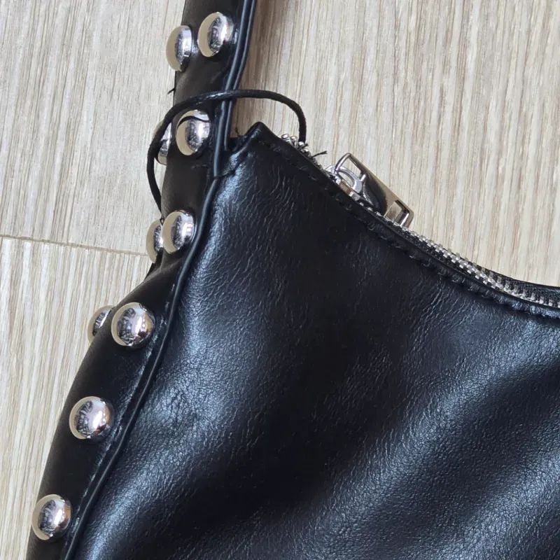 Cartera Con detalles Plateados