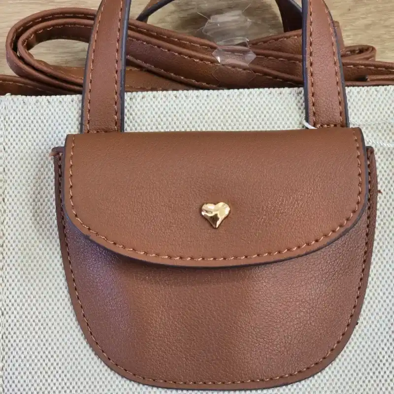 Cartera Elegante color Carmelita con detalle de corazón