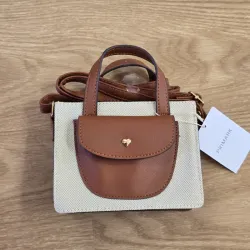 Cartera Elegante color Carmelita con detalle de corazón