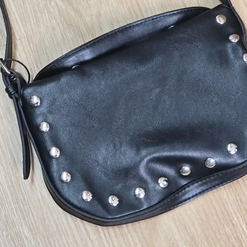 Cartera Negra con Detalles Estilo Tachuelas