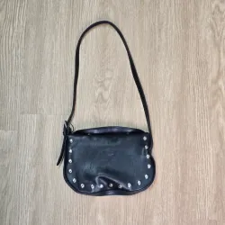 Cartera Negra con Detalles Estilo Tachuelas