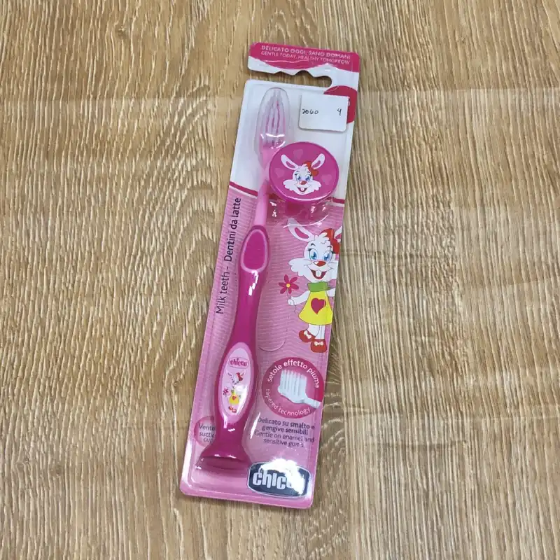 Cepillo de dientes con conejita 