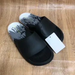 Chancletas color negro con blanco