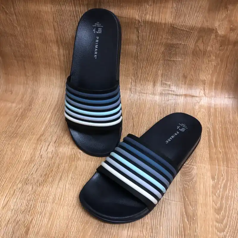 Chancletas con franjas azules