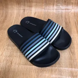 Chancletas con franjas azules