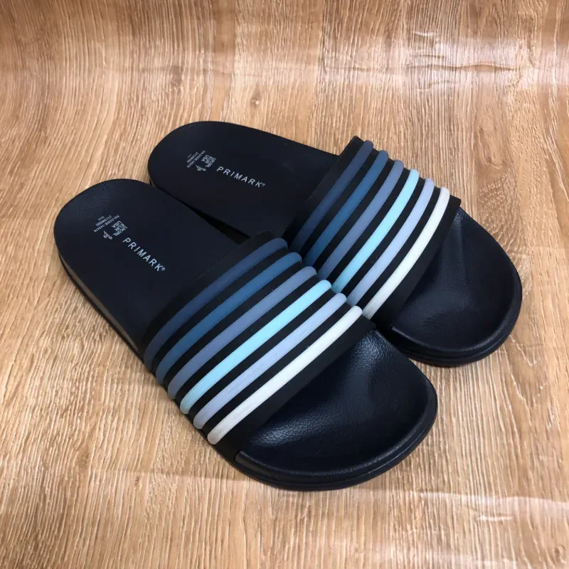 Chancletas con franjas azules