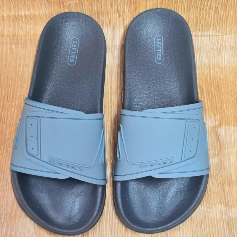 Chancletas de color gris