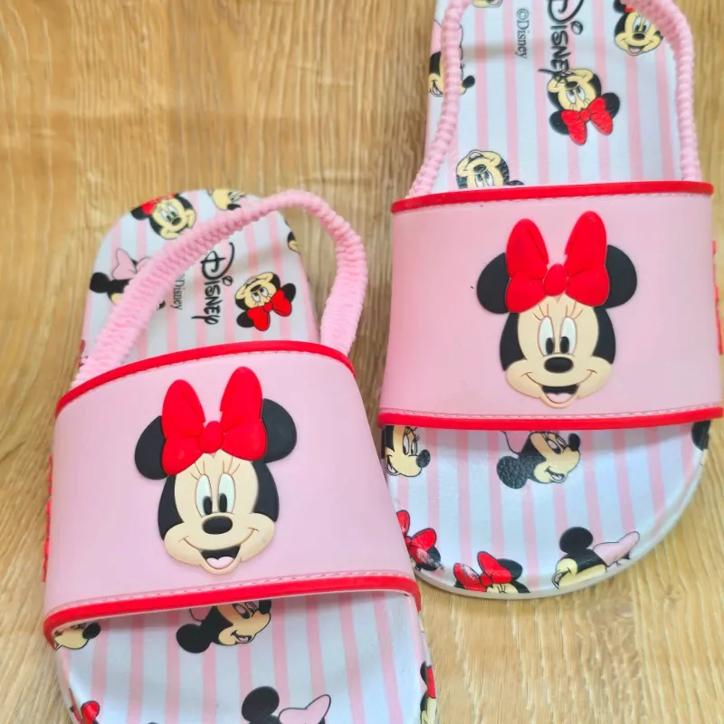 Chancletas de Minnie Mouse agarradas detrás