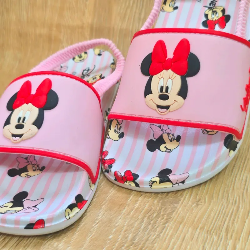 Chancletas de Minnie Mouse agarradas detrás