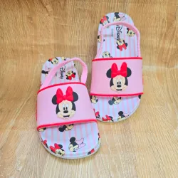 Chancletas de Minnie Mouse agarradas detrás