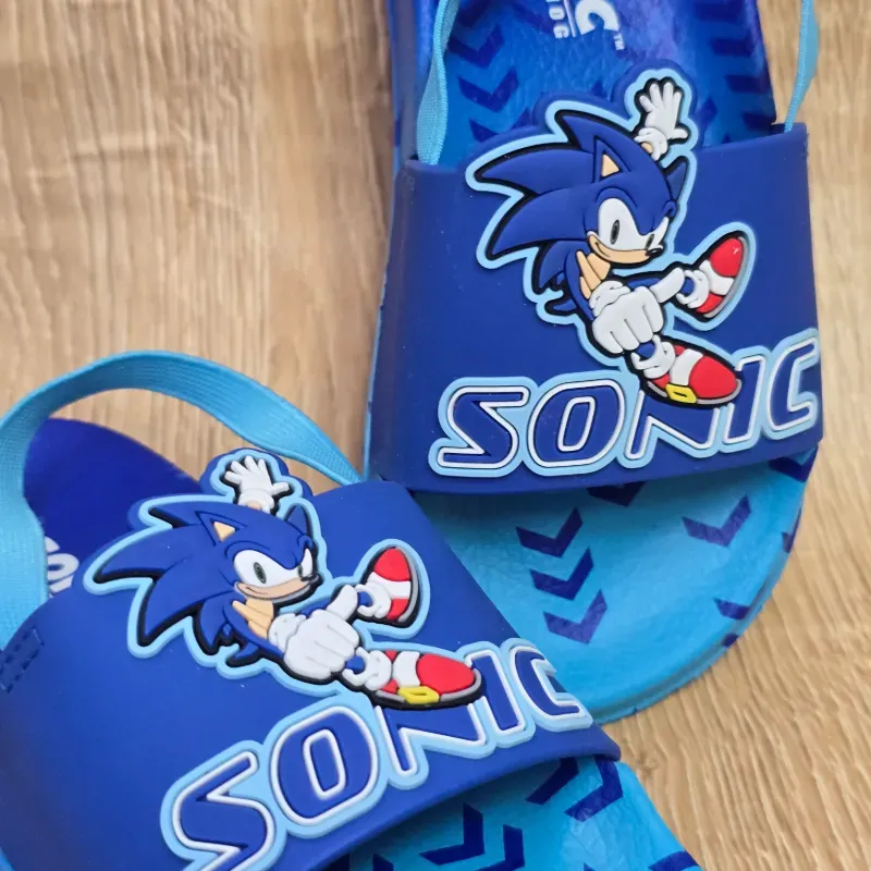 Chancletas de Sonic agarradas detras