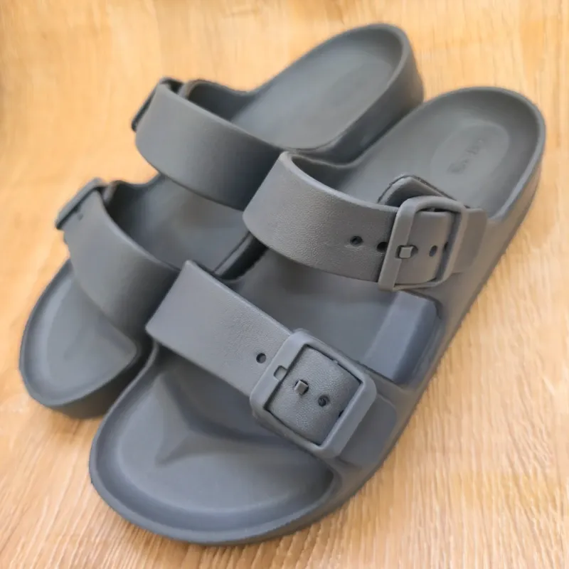 Chancletas practicas engomadas color gris