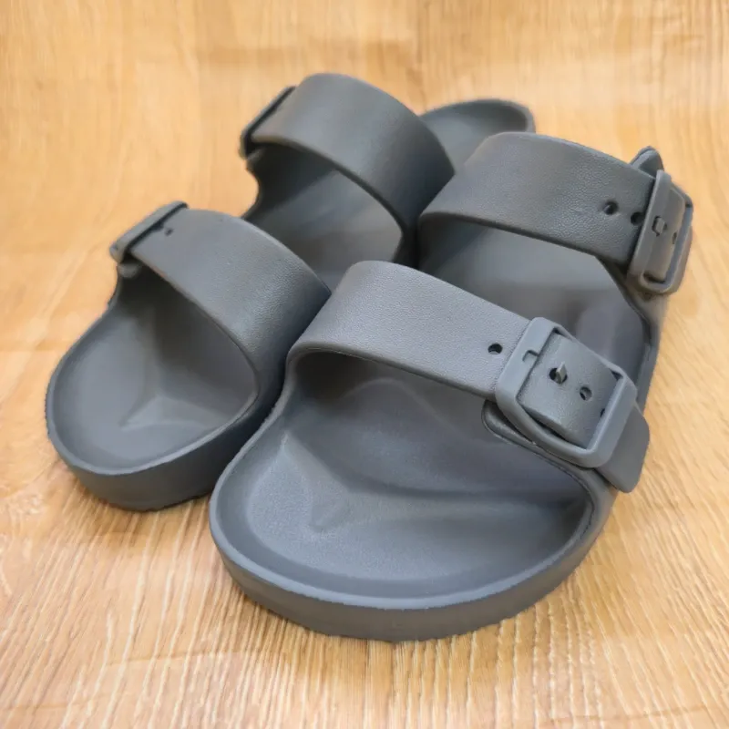 Chancletas practicas engomadas color gris