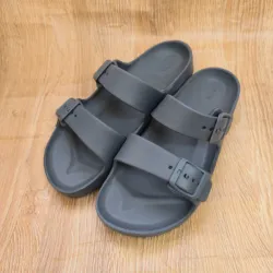 Chancletas practicas engomadas color gris