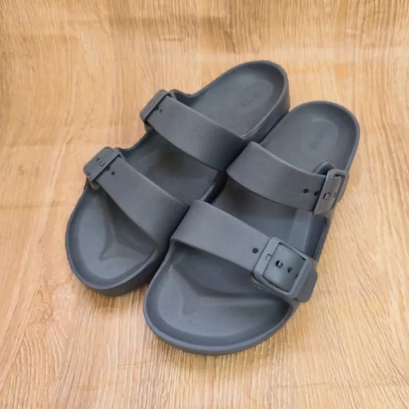 Chancletas practicas engomadas color gris