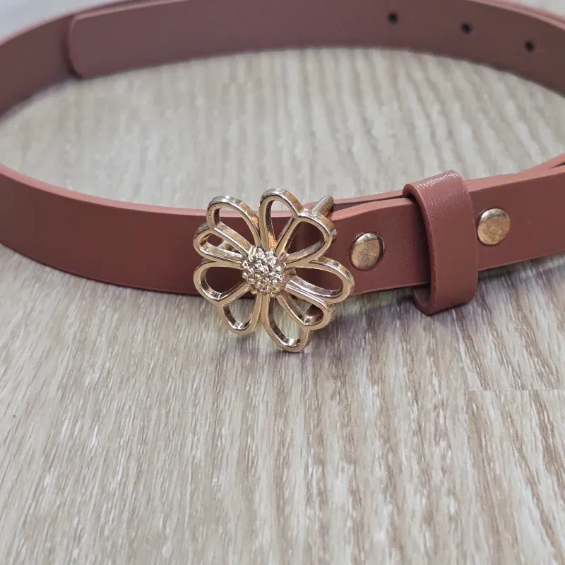 Cinto color carmelita con hebilla de flor