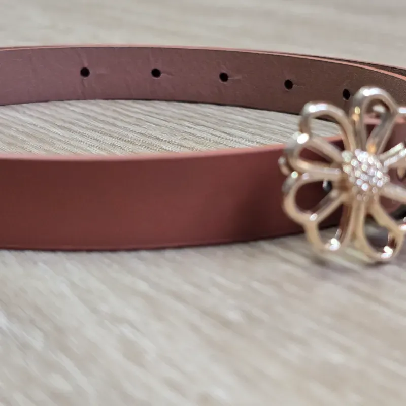 Cinto color carmelita con hebilla de flor