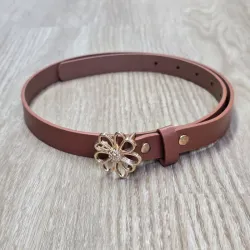 Cinto color carmelita con hebilla de flor