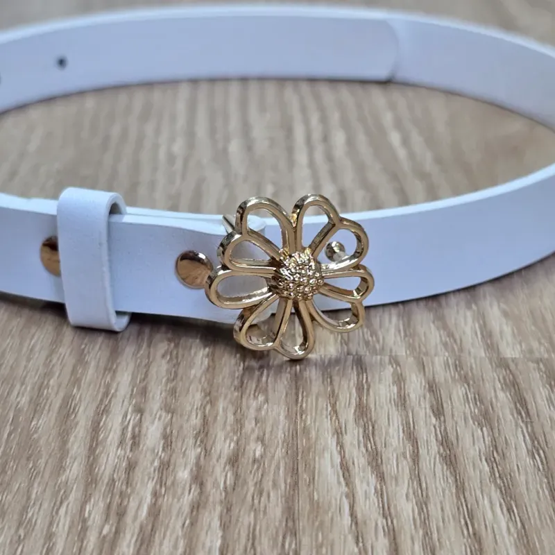 Cinto de niña color blanco con hebilla de flor