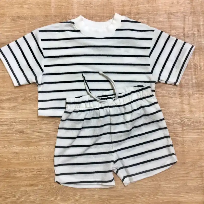 Conjunto a rayas color negro y blanco 