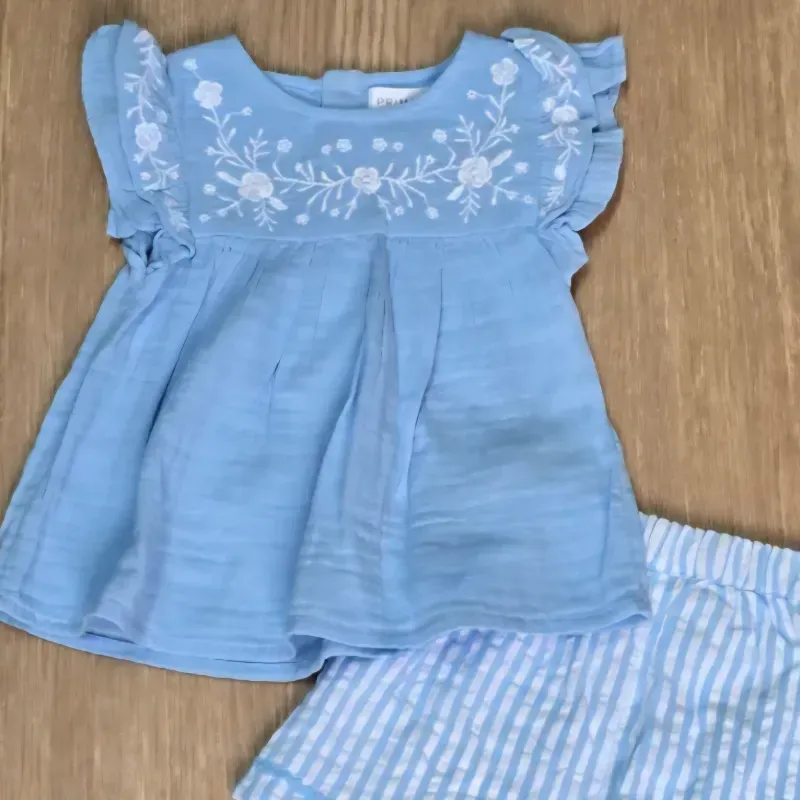 Conjunto azul con bordados