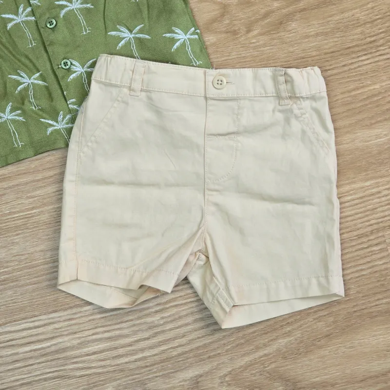 Conjunto beich con camisa verde con Palmas