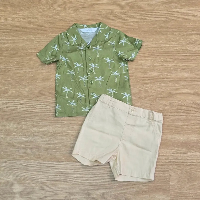 Conjunto beich con camisa verde con Palmas