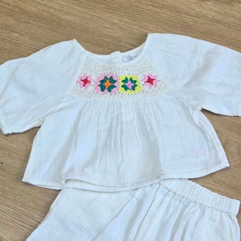 Conjunto blanco estilo Hilo con detalles bordados a color
