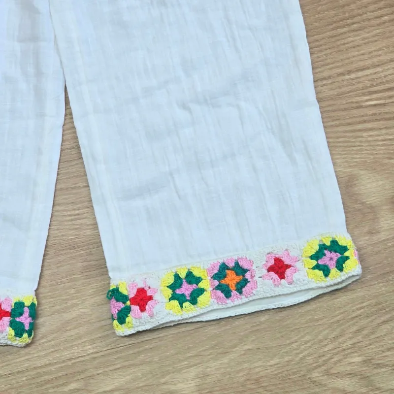 Conjunto blanco estilo Hilo con detalles bordados a color