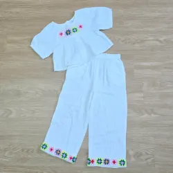 Conjunto blanco estilo Hilo con detalles bordados a color
