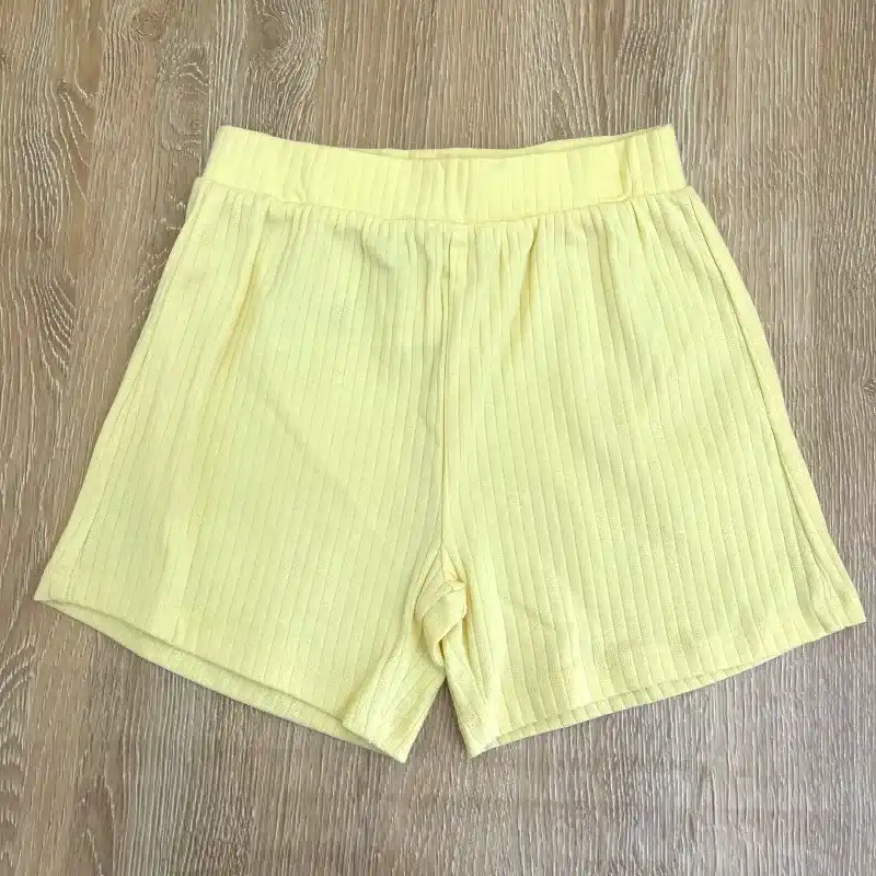 Conjunto color amarillo y blanco con limón en el centro 
