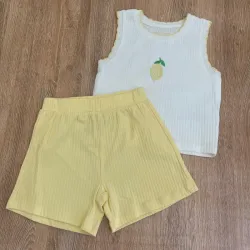 Conjunto color amarillo y blanco con limón en el centro 