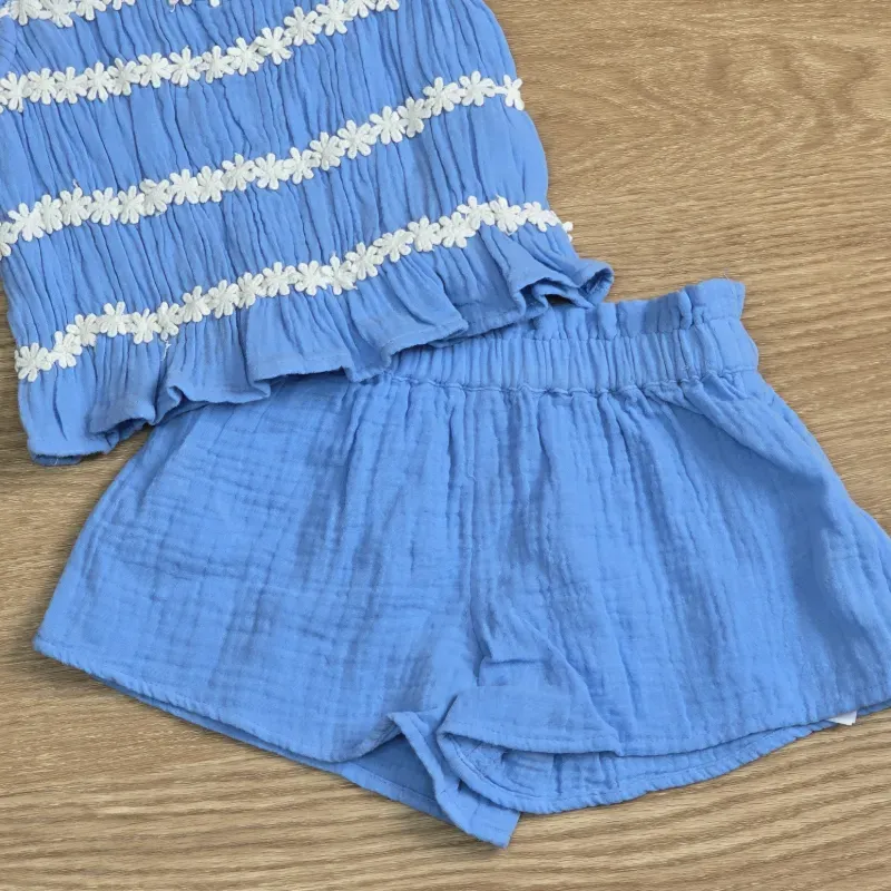 Conjunto color azul con flores blancas