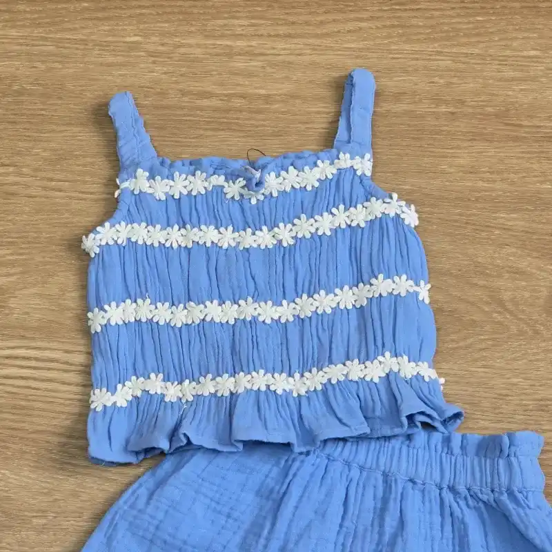 Conjunto color azul con flores blancas