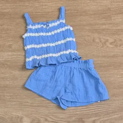 Conjunto color azul con flores blancas