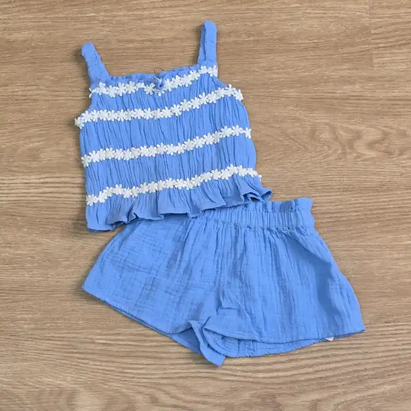 Conjunto color azul con flores blancas