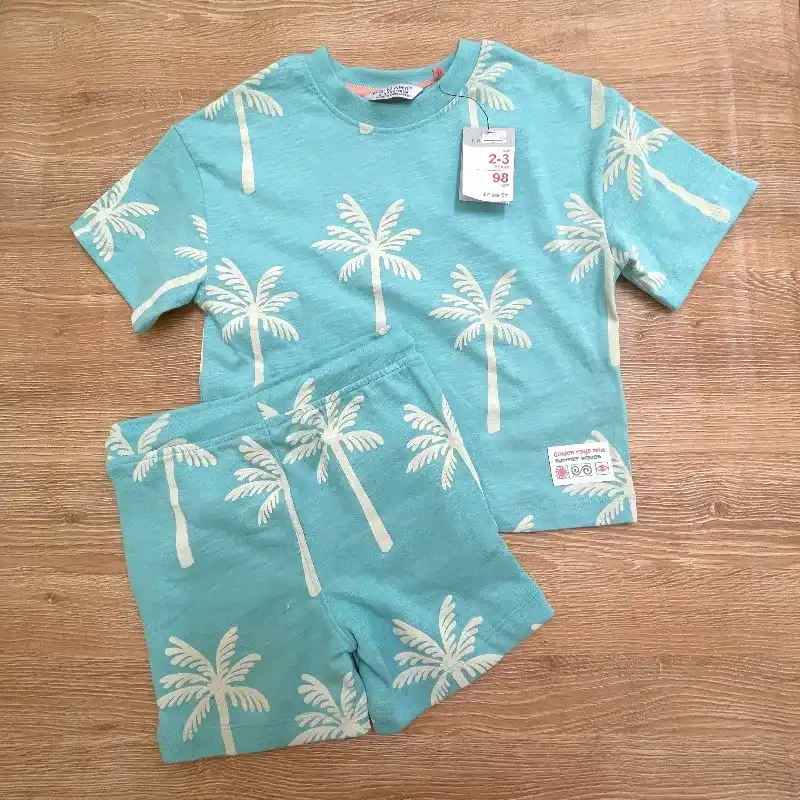 Conjunto color azul con palmeras 