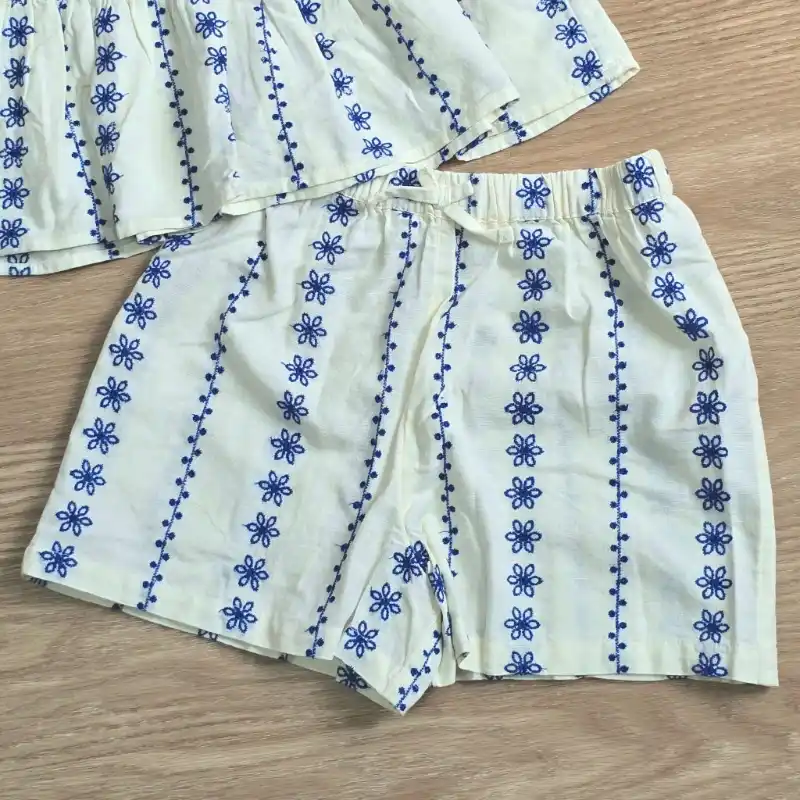 Conjunto color beich con detalles bordados en azul