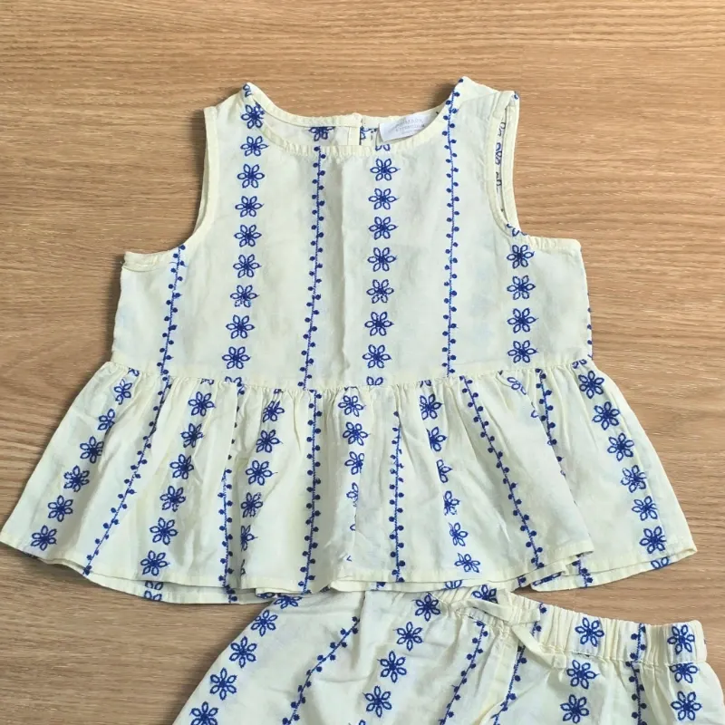 Conjunto color beich con detalles bordados en azul